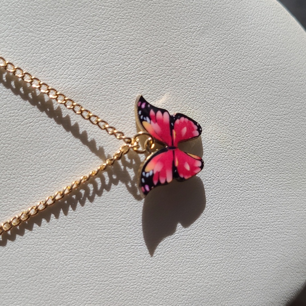 🌼2/$12 Pink dainty butterfly and goldtone chain necklace